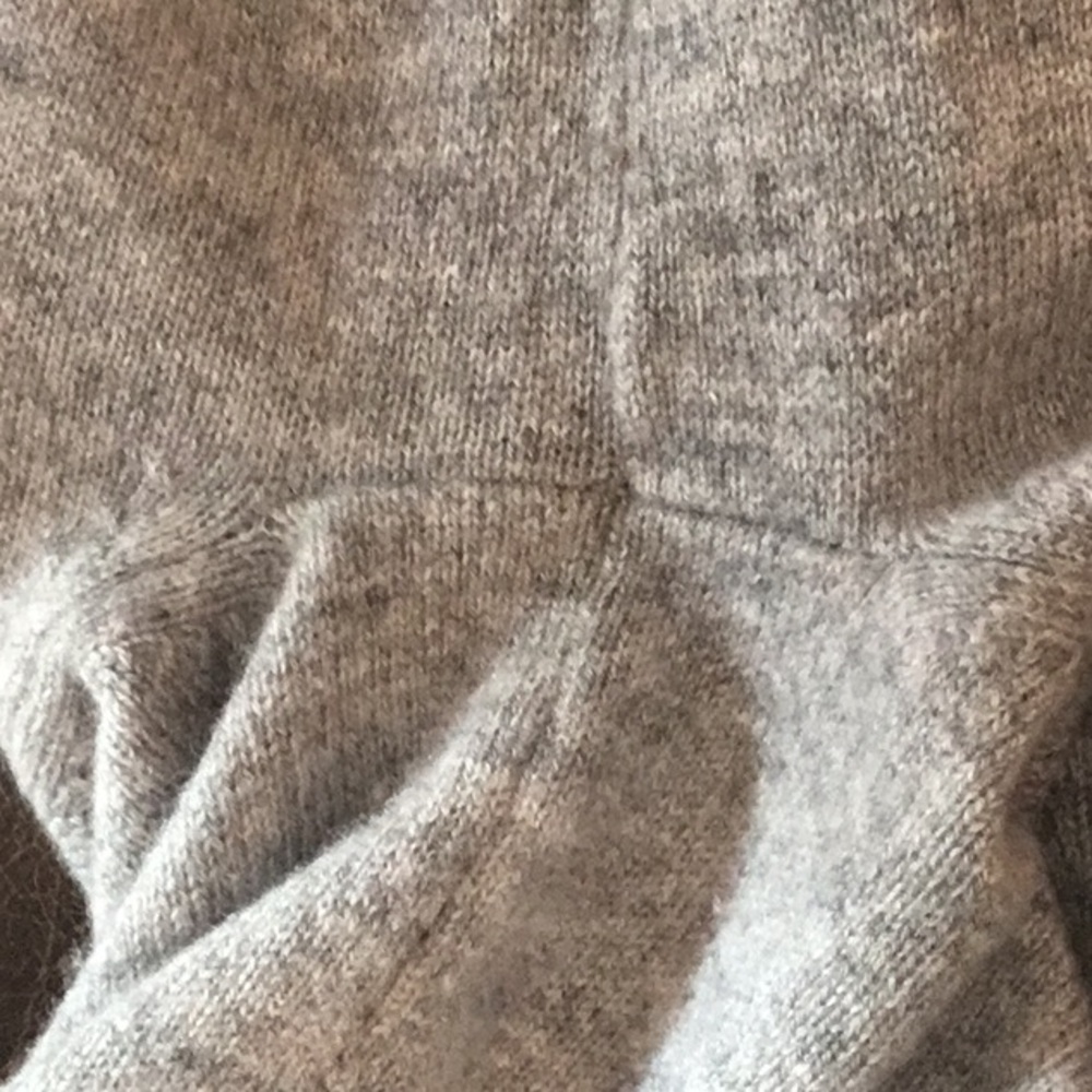 Vince Women’s 100% Cashmere V-Neck Sweater Light Heather Gray Size L - Picture 9 of 9